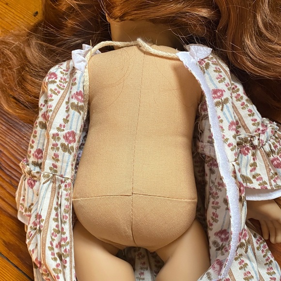 American Girls Felicity doll + outfits and books - Picture 5 of 8